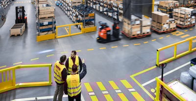 Normes et réglementations de sécurité des solutions de rayonnages | Toyota Material Handling